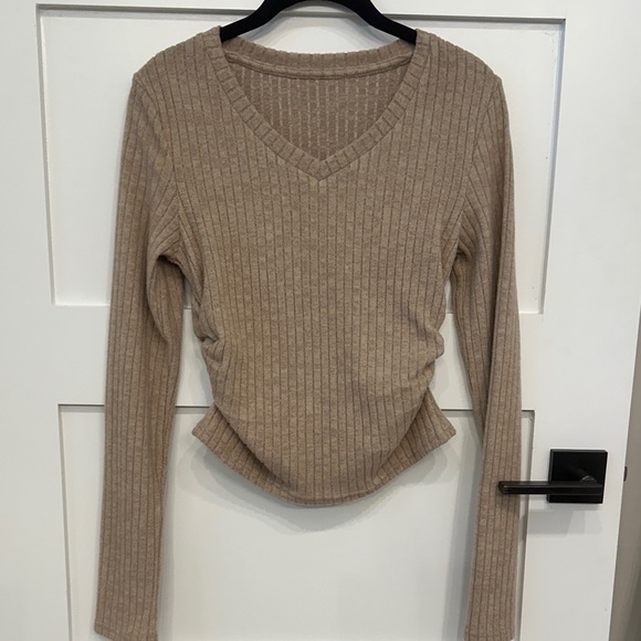 Commense Ribbed V-Neck Top - Picture 7 of 9